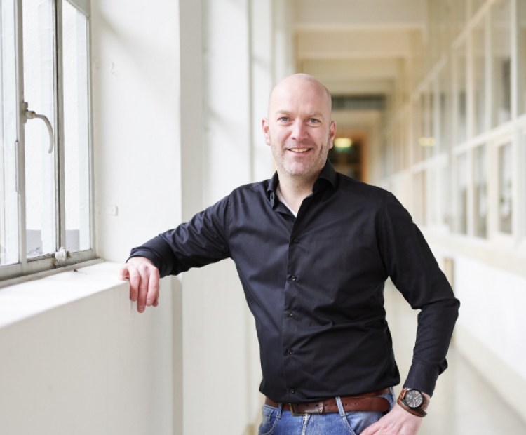 Jos Hofsteenge in een lichte werkomgeving